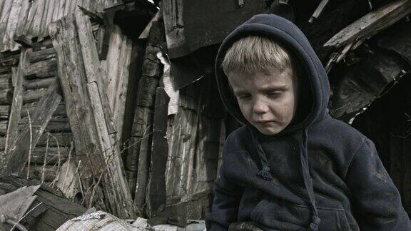 废墟上一个无家可归的孩子难民