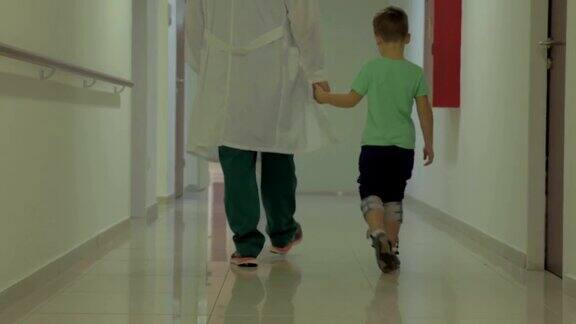 孩子和医生走在医院走廊上