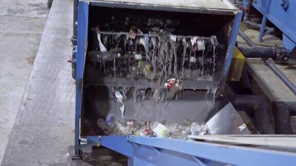 西班牙裔男性工人在回收塑料厂PET洗涤过程