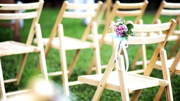 婚礼上用花装饰的椅子