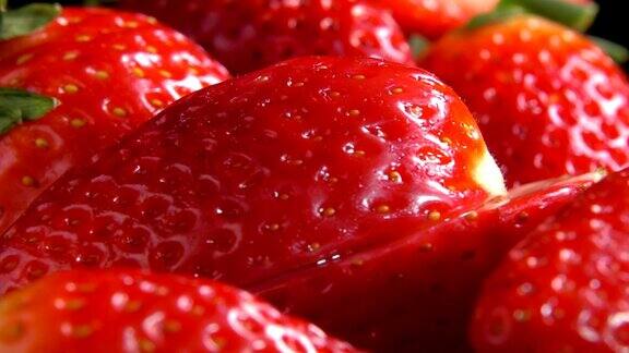 一片草莓落在红色的浆果上