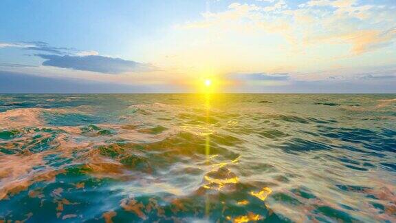 黄昏和日落时在海上自由穿梭
