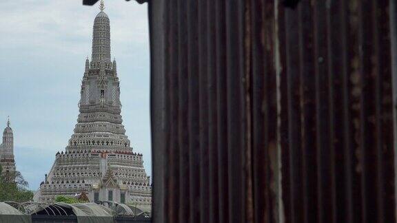 在晴朗的天空下手持拍摄形成河塞德视图WatAruntemple泰国曼谷概念:旅行