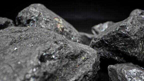 煤块的特写煤块上的硫磺向后摄影