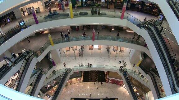 时光流逝人潮拥挤的豪华购物中心