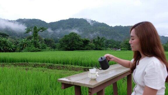 模糊的一个女人在稻田滴咖啡与美丽的自然景色