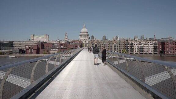 一辆长长的摄影车拍摄于伦敦圣保罗大教堂的千年人行桥上