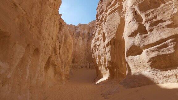 沿着埃及空旷的砂岩峡谷望向蓝天
