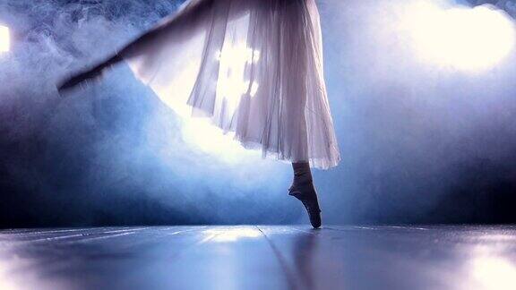 芭蕾舞演员从一只脚跳到另一只脚