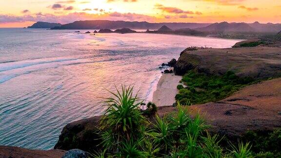 印度尼西亚龙目岛Merese山的日落