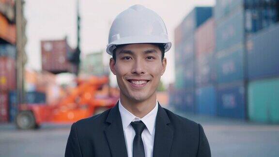 微笑的肖像亚洲商人或工程师年龄27岁看着相机的信心在商业运输的背景工作的骄傲概念