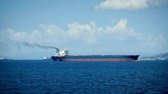 工业船舶背景下的油轮海上航行