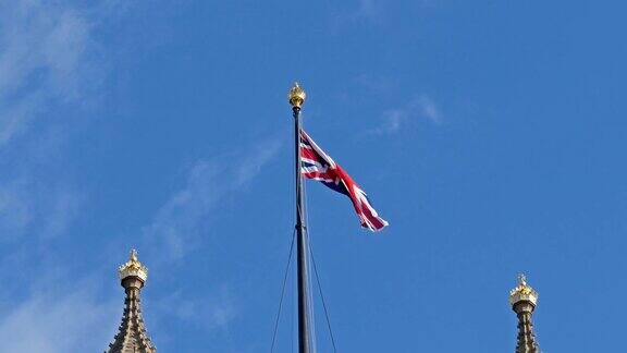 威斯敏斯特教堂顶上飘扬的英格兰国旗