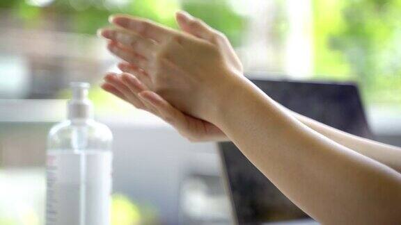 女性使用洗手液预防冠状病毒大流行
