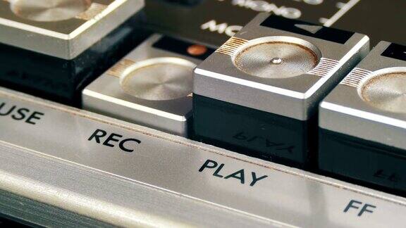 在老式磁带录音机上按下录音按钮