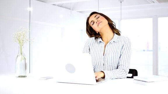疲惫的女人在工作放松颈部疼痛