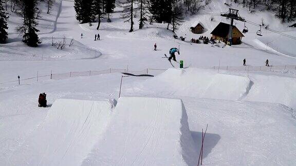 自由式滑雪运动员在雪场跳台
