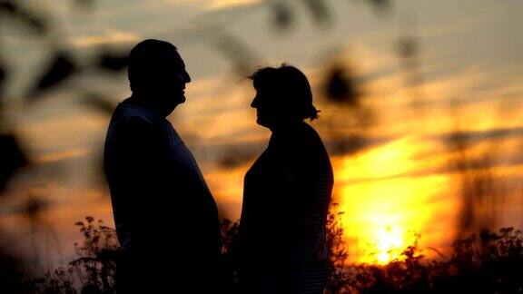 男人和女人面对着对方在夕阳的背景下