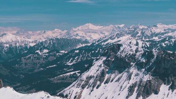 全景从高山到雪峰在瑞士阿尔卑斯山Rochers-de-Naye