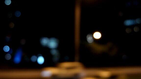 夜晚城市街道的街灯