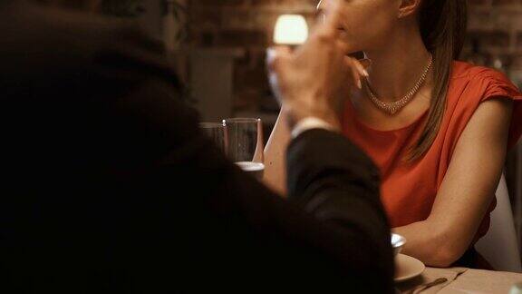 一对夫妇在餐厅吃饭然后吵架