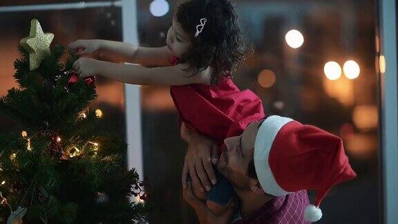 父亲和女儿在家庆祝圣诞节