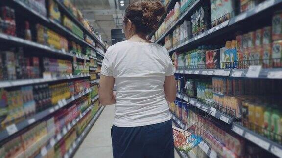 年轻女子在超市货架上