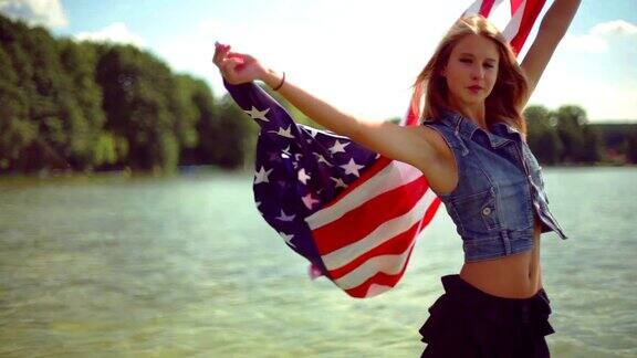 女孩挥舞着美国国旗