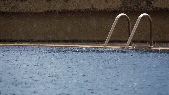 雨落在游泳池的慢动作