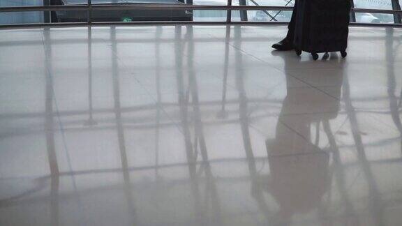 在机场带着手提箱的商人