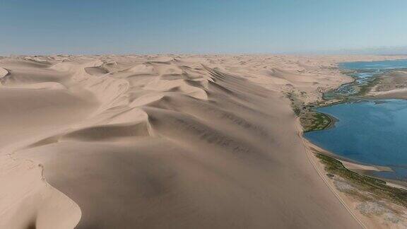 空中特写镜头的三明治海港无尽的沙丘遇见大西洋在纳米布沙漠