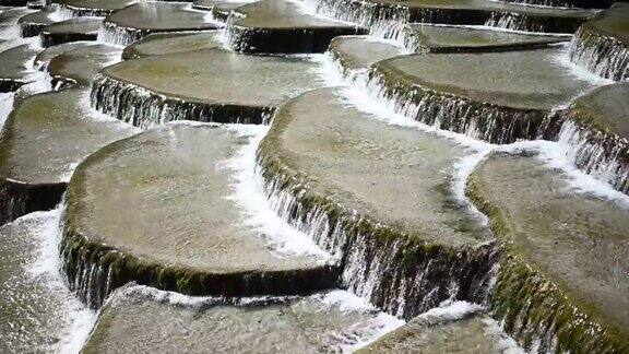 中国云南省丽江玉龙山白水河上的白瀑布