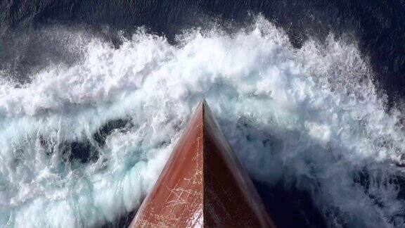 海浪拍打着红色的船首