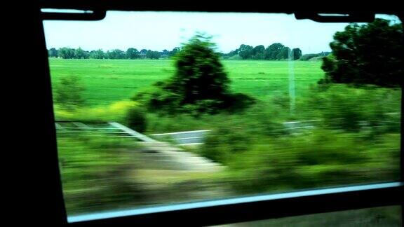 从火车窗口可以看到经过的乡村景观