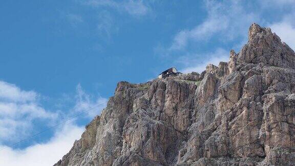 航道Falzarego意大利可以看到拉加祖依山脉和山顶缆车的到站白云石被联合国教科文组织列为世界遗产地球上最美丽的山脉