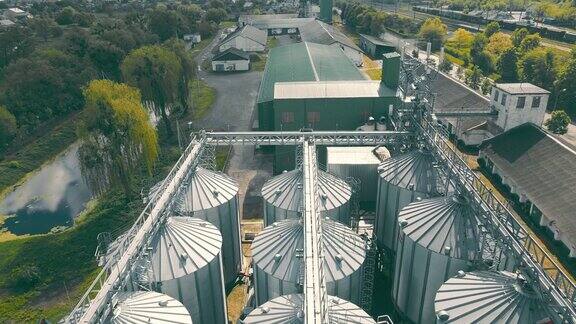 俯瞰谷物加工厂的工业电梯谷物储存升降机的俯视图
