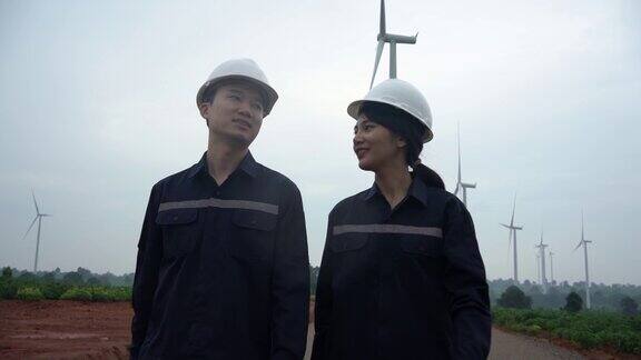 两位亚洲工程师检查风力涡轮机
