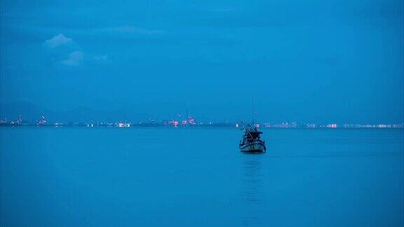 夜晚的渔船