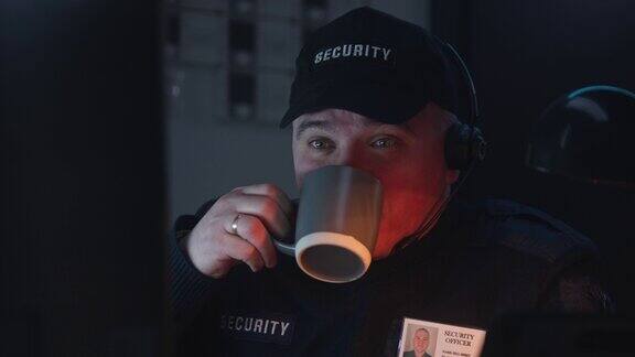 疲惫的保安喝了一杯咖啡
