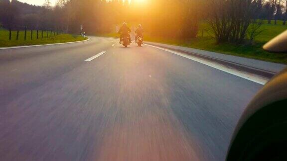 摩托车在自然景观的道路上