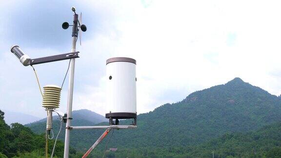 气象气象站天线与气象传感器灰色多云天空和森林背景