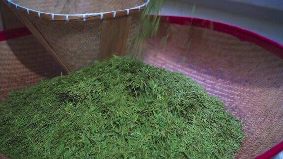 扁圆竹篮中的绿茶