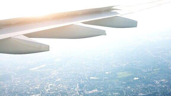 从飞机窗口鸟瞰伦敦城和泰晤士河