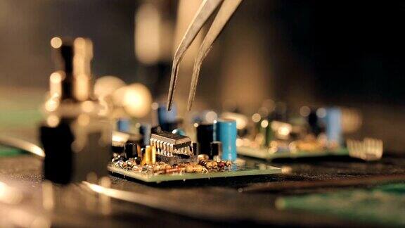 组装电路板用镊子把微电路放到PCB上