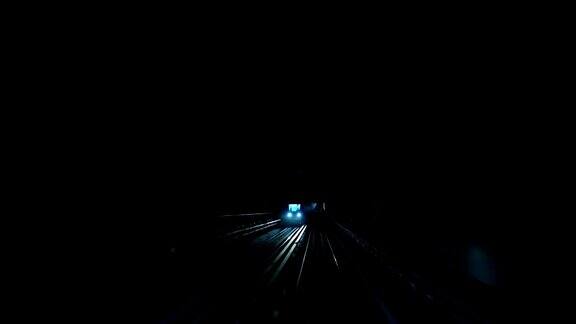 火车穿过隧道隧道内迎面而来的火车