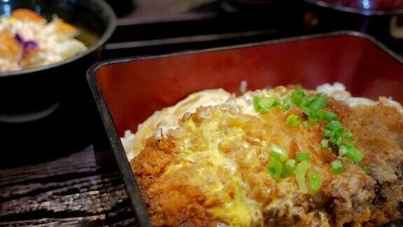 日本料理Katsudon蛋葱炒猪肉饭