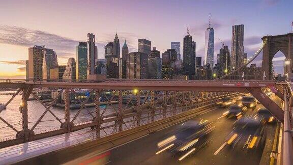 布鲁克林大桥上汽车前大灯的4K延时夜灯布鲁克林大桥是纽约曼哈顿著名的大桥也是美国旅游生活理念的标志性地标