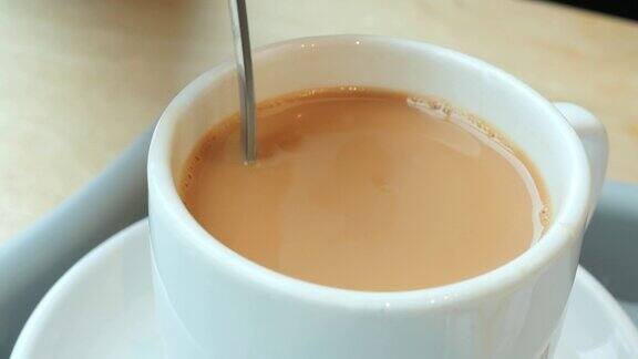桌子上一杯奶茶的特写