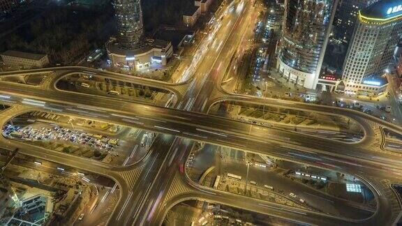 HAZO鸟瞰图城市交通和繁忙的天桥在晚上北京中国