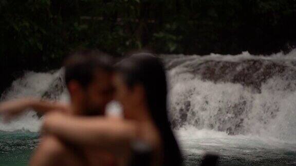 情侣在瀑布中拥抱